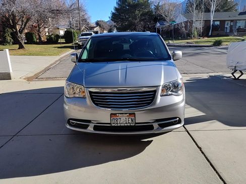 Used 2014 Chrysler Town & Country Touring image 2