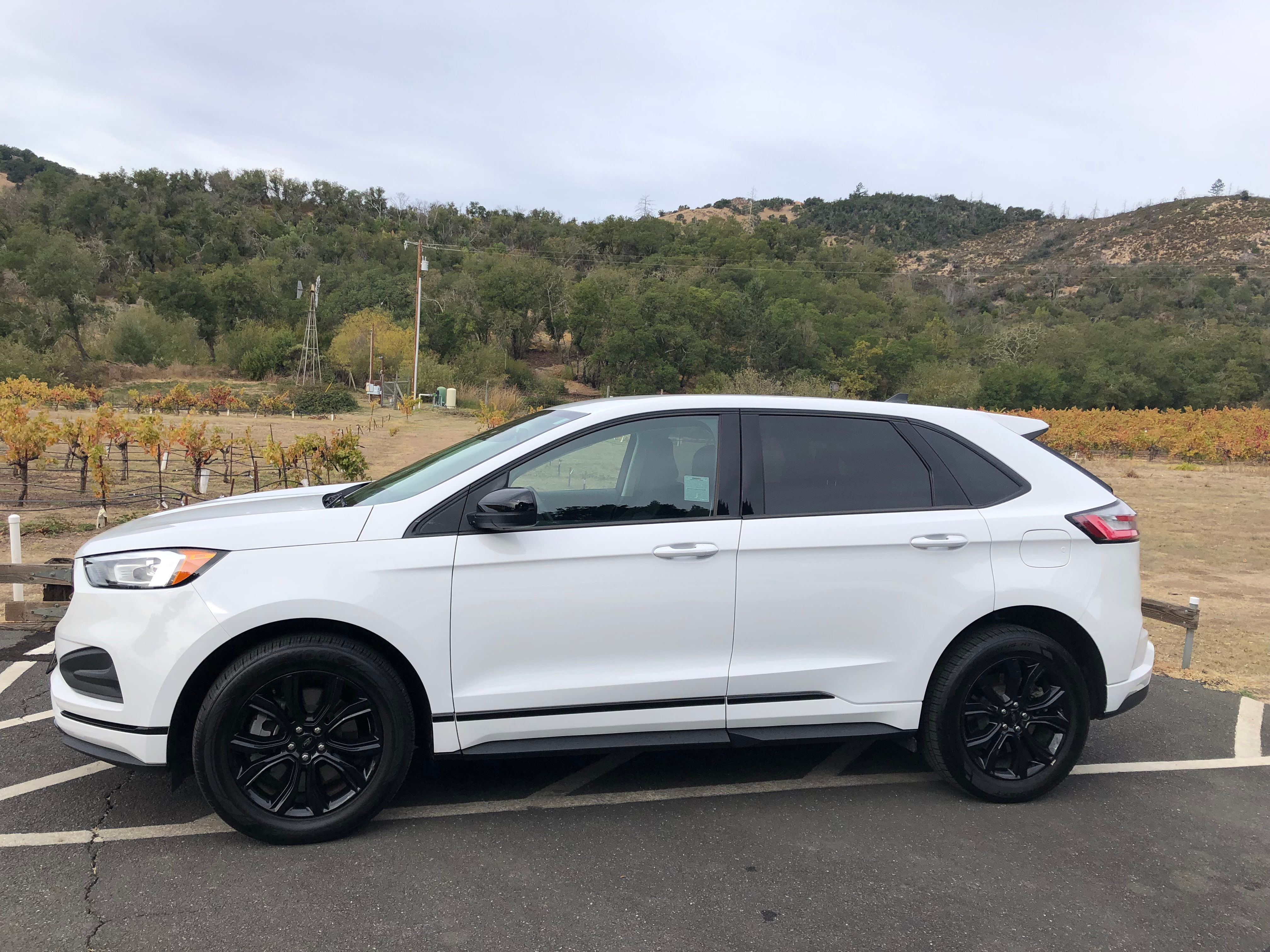 Used 2022 Ford Edge SE w/ Black Appearance Package AWD/4WD image 2