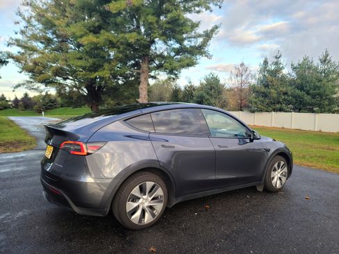 Used 2023 Tesla Model Y Long Range image 11