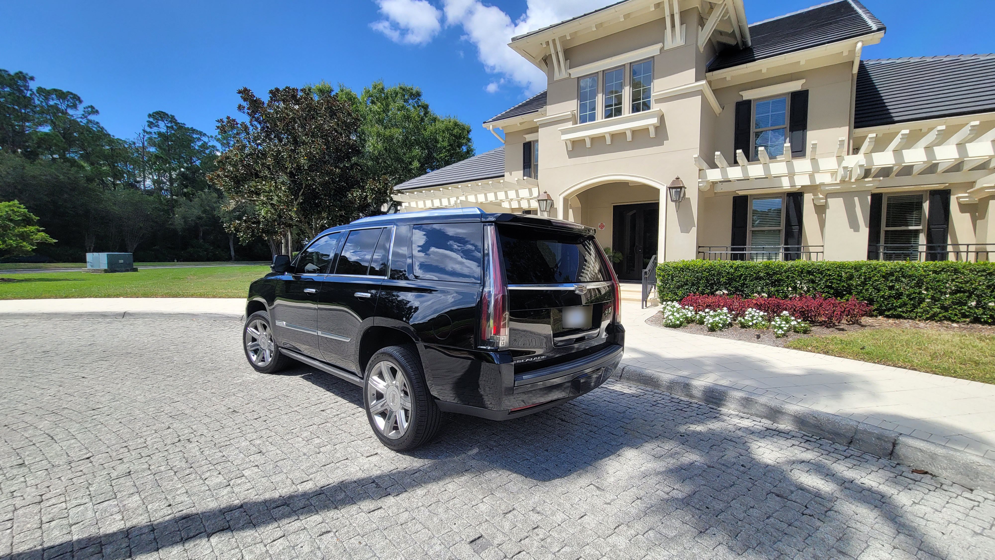 Used 2017 Cadillac Escalade Premium Luxury RWD image 4