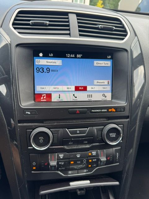 Used 2017 Ford Explorer XLT w/ Equipment Group 202A FWD image 11