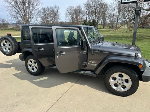 Used 2014 Jeep Wrangler Unlimited Sahara w/ Connectivity Group image 22