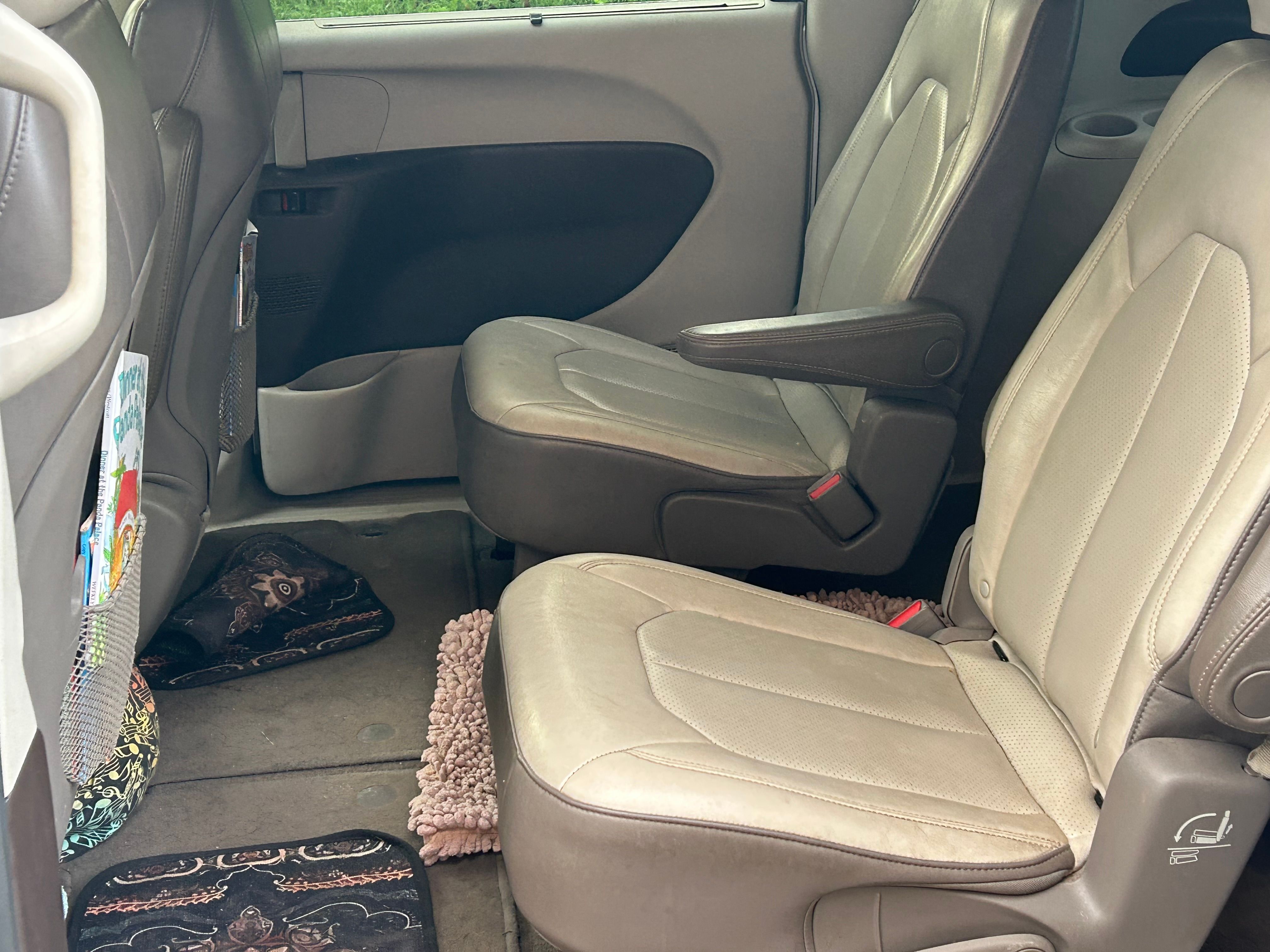 Used 2021 Chrysler Voyager Lxi FWD image 6