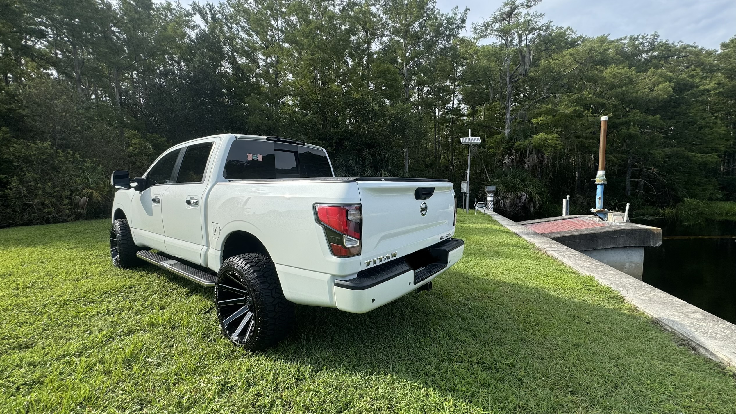 Used 2020 Nissan Titan SL w/ Moonroof Package AWD/4WD image 6