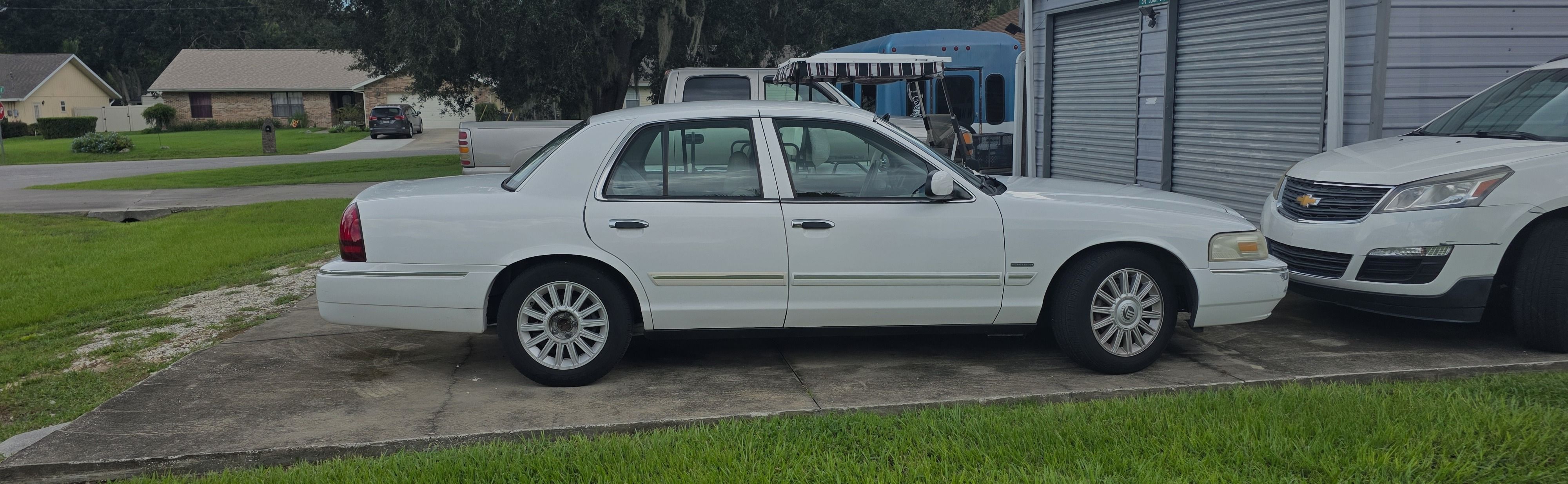 Used 2009 Mercury Grand Marquis LS RWD image 1