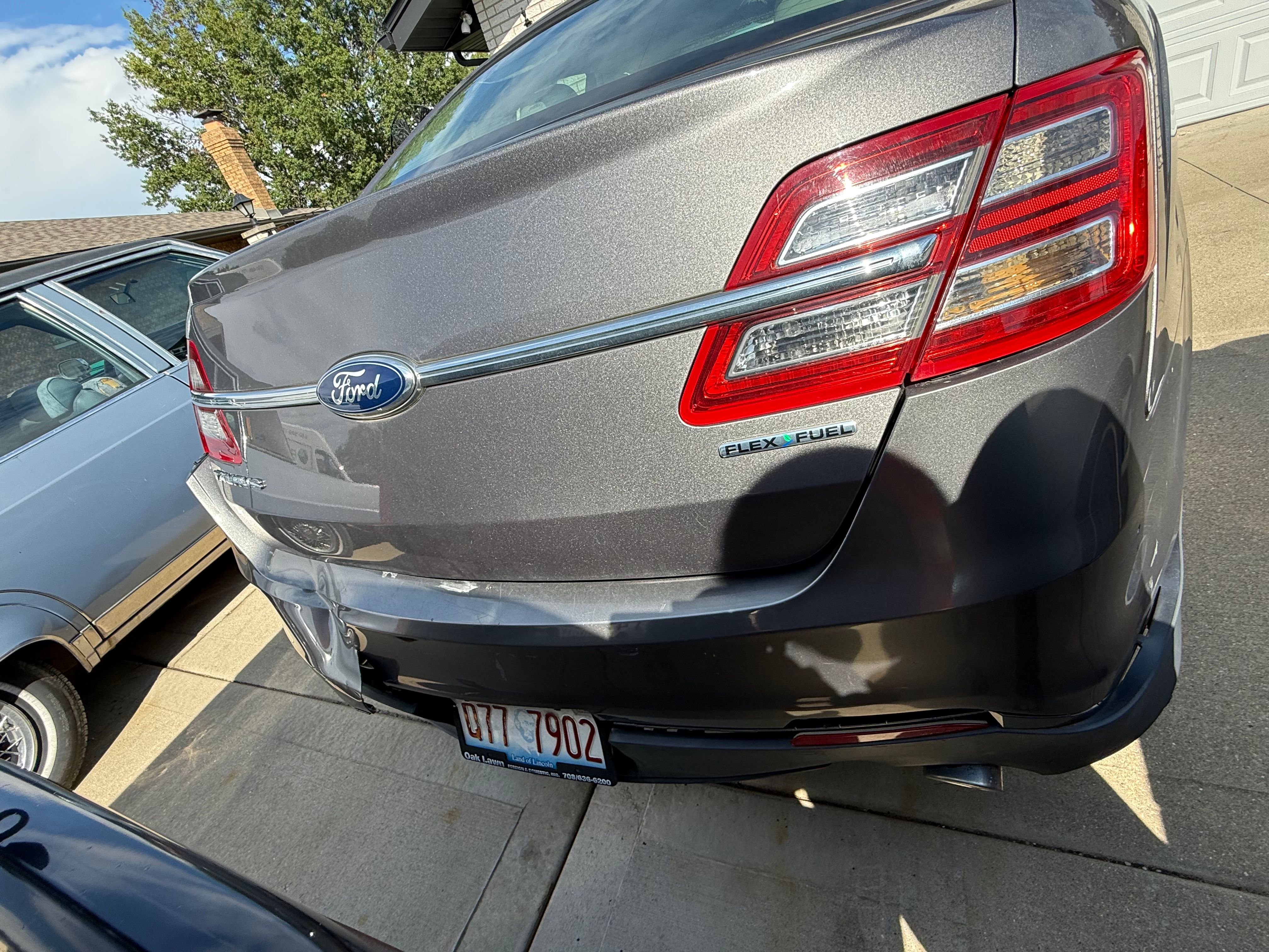 Used 2013 Ford Taurus SE FWD image 4