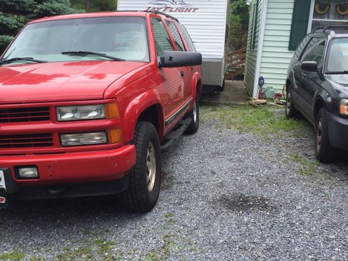 Used 2000 Chevrolet Tahoe Z71 w/ Comfort & Security Pkg AWD/4WD image 1