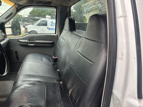 Used 2005 Ford F350 2WD Regular Cab DRW Super Duty image 9