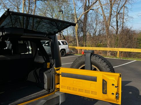 Used 2009 Jeep Wrangler Unlimited Rubicon w/ Dual Top Group image 15