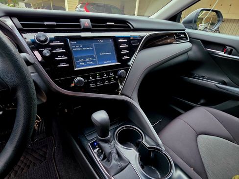 Used 2018 Toyota Camry LE image 10