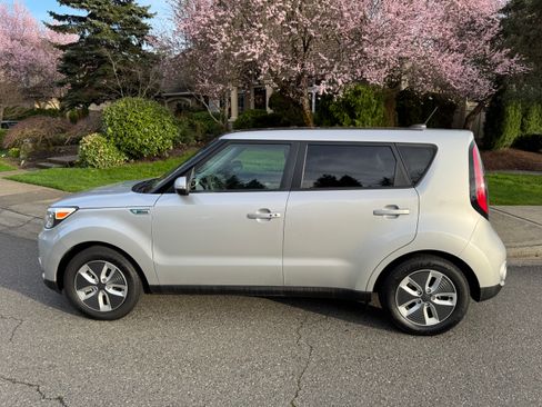 Used 2017 Kia Soul EV + w/ Sun & Fun Package image 1