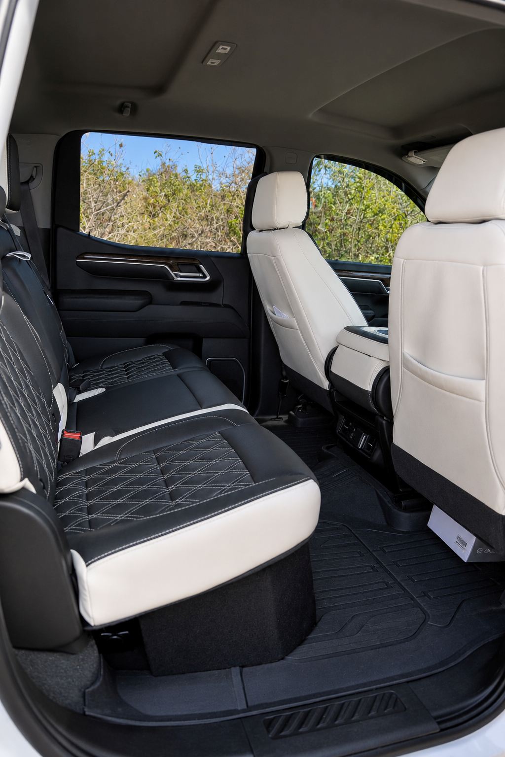 Used 2022 GMC Sierra 1500 Elevation w/ LPO, Elevation Black Package AWD/4WD image 16
