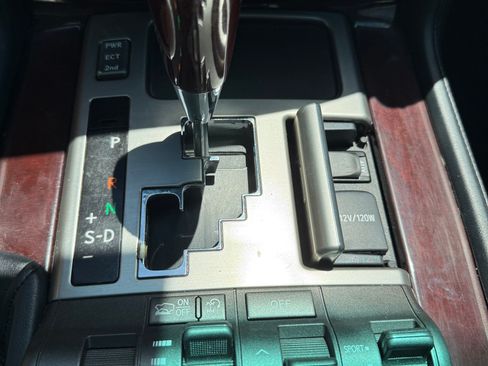 Used 2013 Lexus LX 570 4WD w/ Luxury Pkg image 17