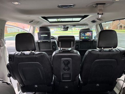 Used 2024 Chrysler Pacifica Touring-L w/ Uconnect Theater Family Group FWD image 24