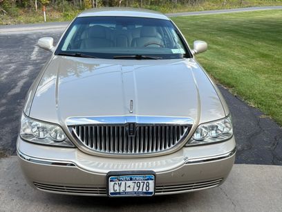 Used 2010 Lincoln Town Car Signature Limited