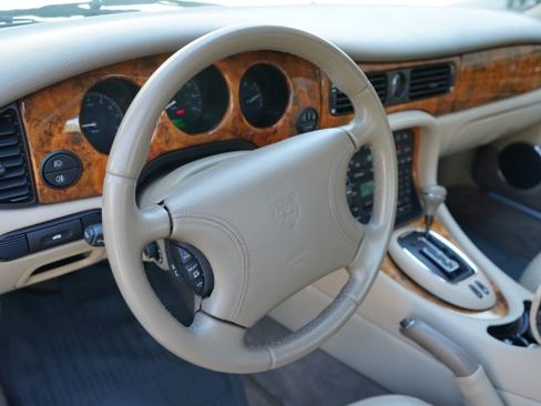 Used 1998 Jaguar XJ8 image 4