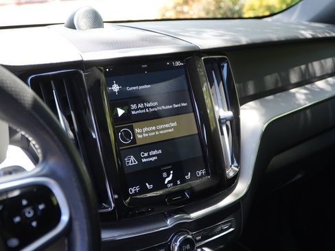 Used 2018 Volvo XC60 T6 R-Design w/ Convenience Package AWD/4WD image 11