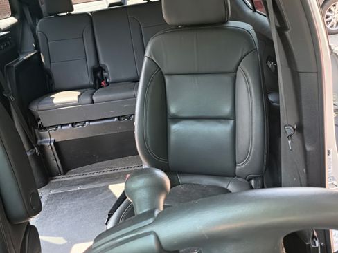 Used 2022 Chevrolet Traverse LT FWD image 14