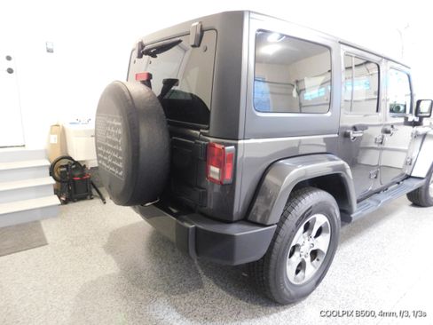 Used 2018 Jeep Wrangler Unlimited Sahara w/ Connectivity Group image 18