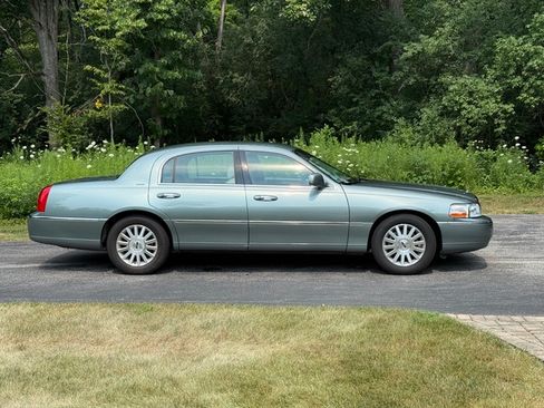 Used 2004 Lincoln Town Car Ultimate RWD image 10