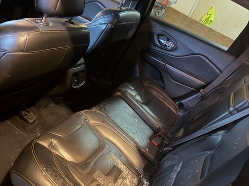 Used 2016 Jeep Cherokee Limited image 2