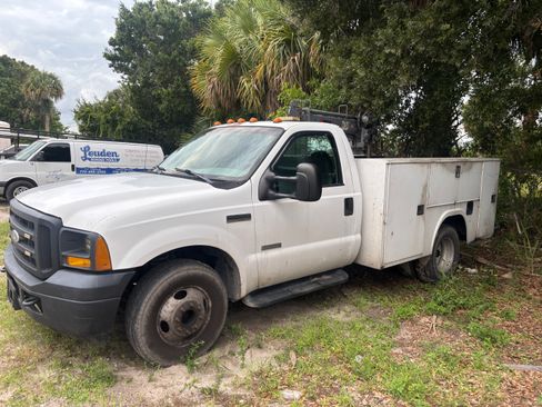 Used 2005 Ford F350 2WD Regular Cab DRW Super Duty image 4