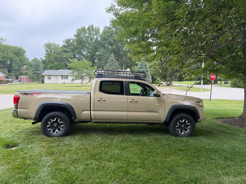 Used 2017 Toyota Tacoma TRD Off-Road AWD/4WD image 2