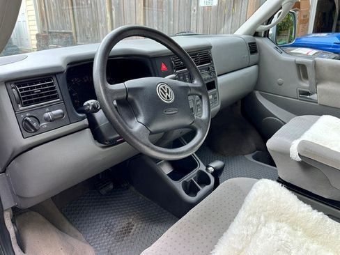 Used 2002 Volkswagen Eurovan MV FWD image 2
