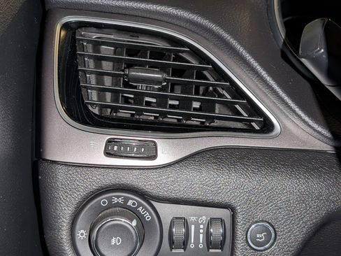 Used 2020 Jeep Cherokee Limited image 25