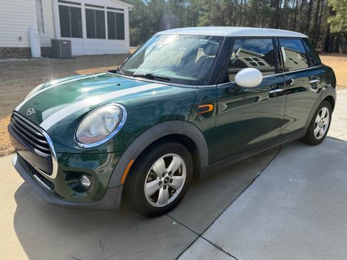 Used 2017 MINI Cooper 4-Door Hardtop image 2