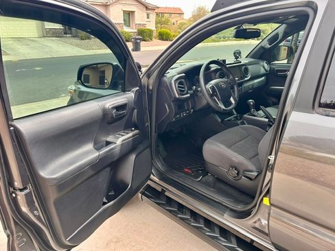 Used 2017 Toyota Tacoma TRD Off-Road w/ Tow Package RWD image 12