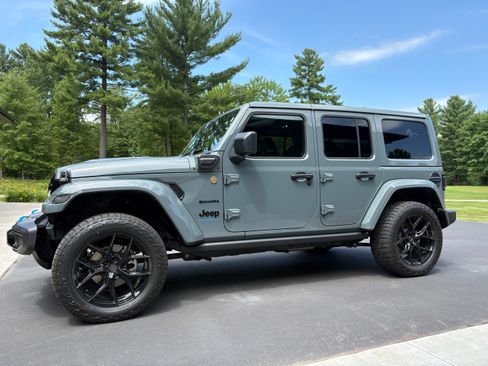 Used 2024 Jeep Wrangler Unlimited Sahara w/ Safety Group AWD/4WD image 6