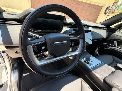 Used 2025 Land Rover Range Rover SE AWD/4WD image 9