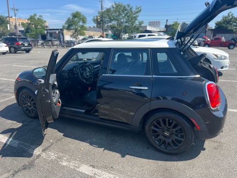 Used 2019 MINI Cooper 4-Door Hardtop image 8