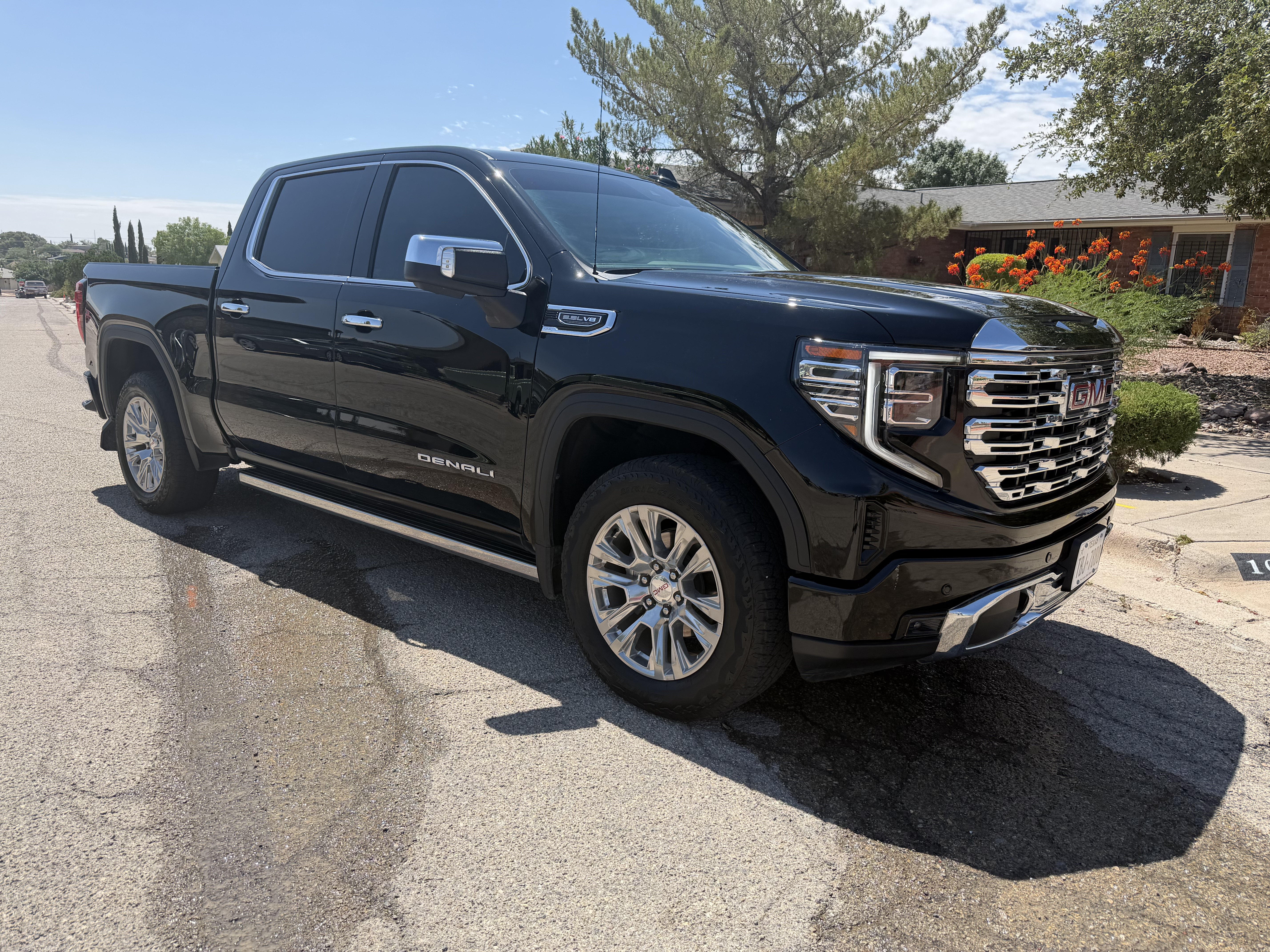 Used 2023 GMC Sierra 1500 Denali w/ Technology Package AWD/4WD image 2