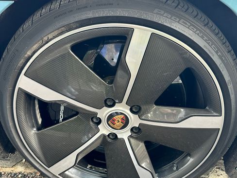 Used 2020 Porsche Taycan image 9