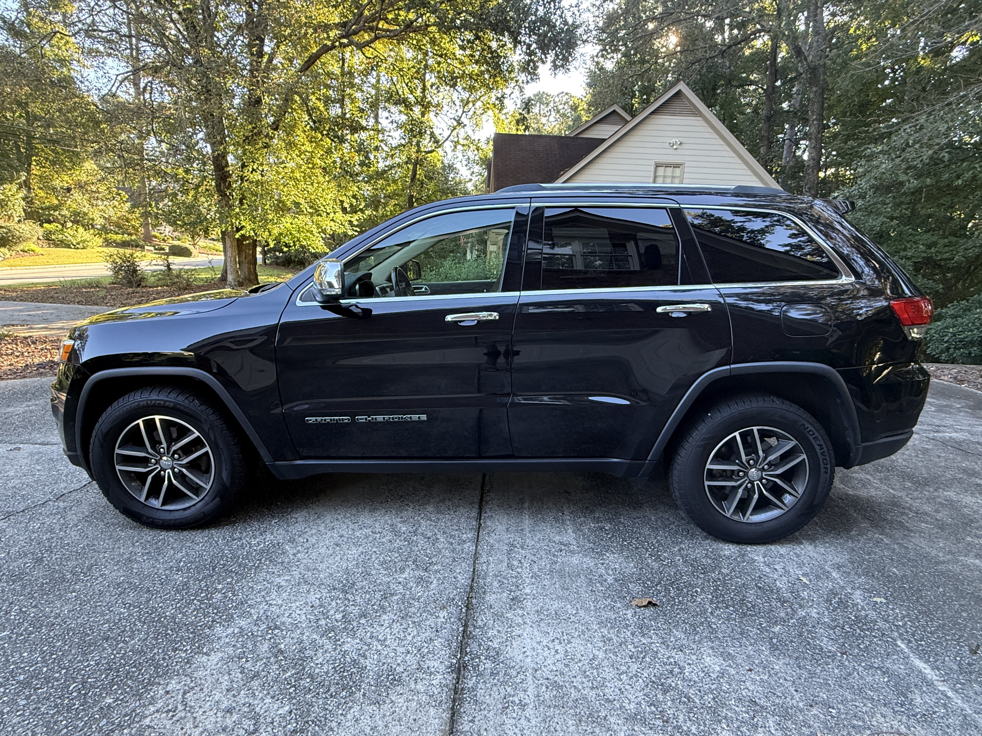 Used 2018 Jeep Grand Cherokee Limited AWD/4WD image 4