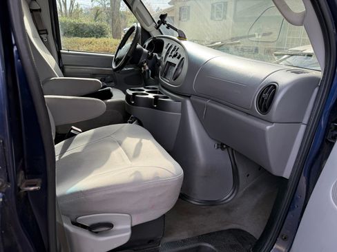 Used 2006 Ford E-350 and Econoline 350 XLT image 5
