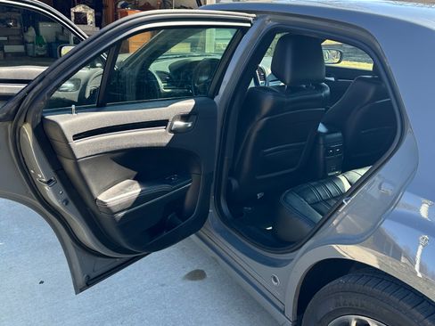 Used 2018 Chrysler 300 S image 8