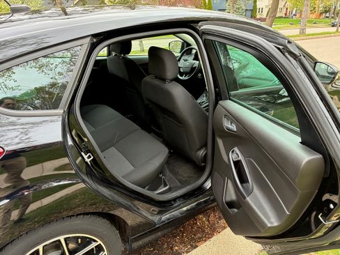 Used 2016 Ford Focus SE w/ SE Sport Package FWD image 12