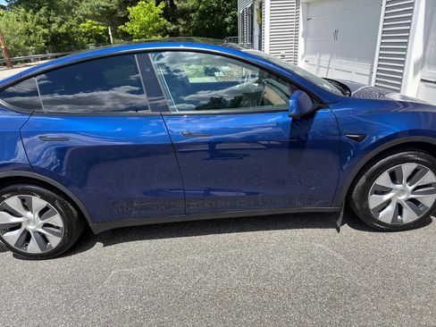Used 2024 Tesla Model Y Long Range AWD/4WD image 9