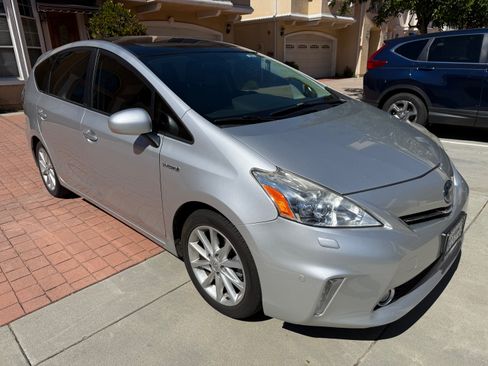 Used 2013 Toyota Prius V Five image 10