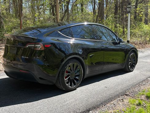 Used 2023 Tesla Model Y Performance image 8