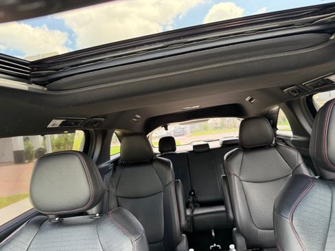 Used 2025 Toyota Sienna XSE w/ XSE Plus Package FWD image 6