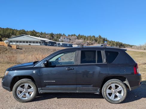 Used 2014 Jeep Compass Latitude image 2