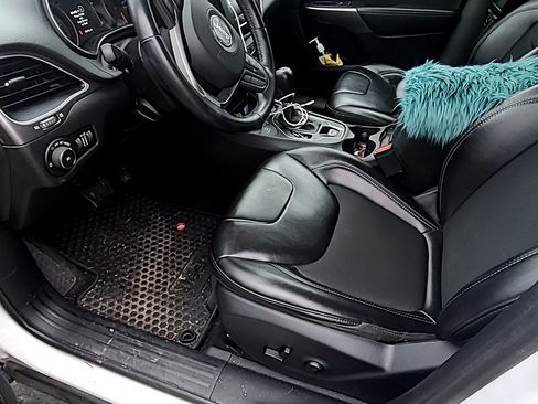 Used 2019 Jeep Cherokee Latitude Plus w/ Cold Weather Group image 4