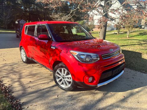 Used 2018 Kia Soul + image 9
