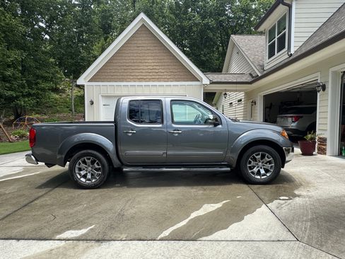 Used 2019 Nissan Frontier SL RWD image 2