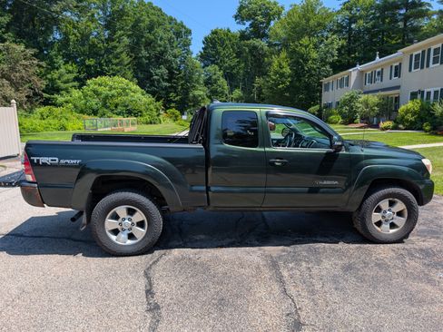 Used 2014 Toyota Tacoma 4x4 Access Cab V6 w/ TRD Sport Package image 4