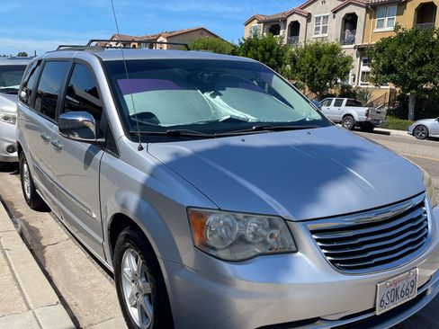 Used 2011 Chrysler Town & Country Touring-L w/ Entertainment Group #2 image 6